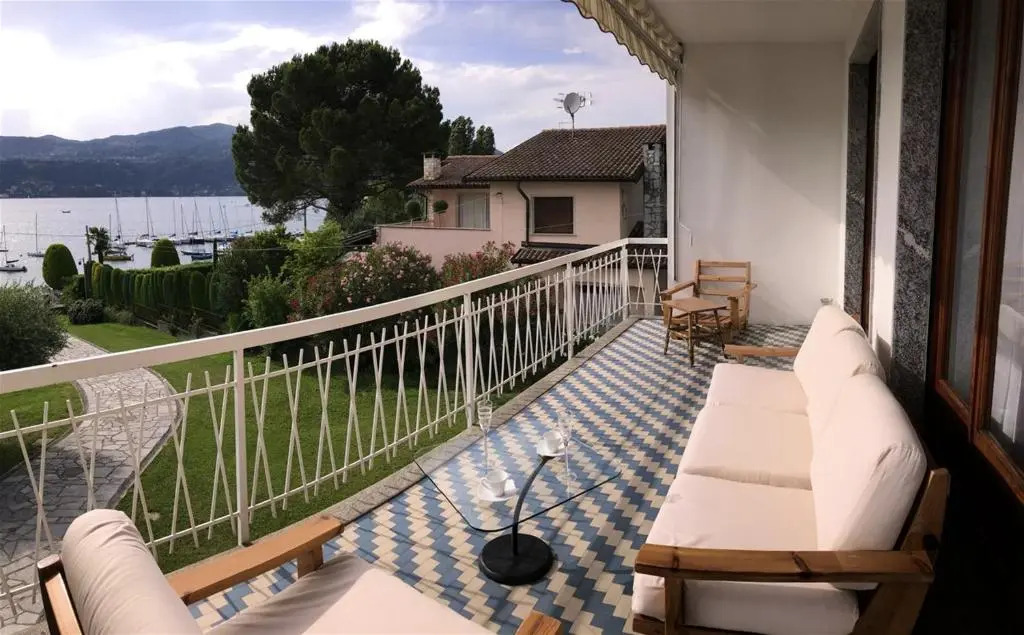 4 bedrooms villa at Ranco 100 m away from the beach with lake view private pool and enclosed garden