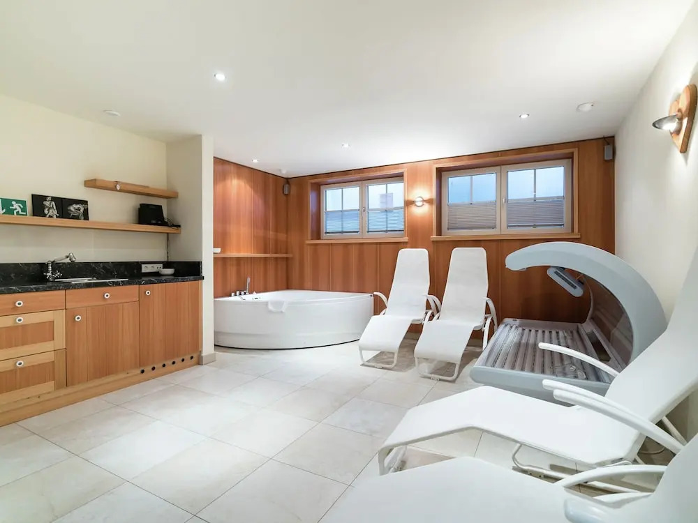 Swanky Chalet in Piesendorf With Wellness Area & Valley View