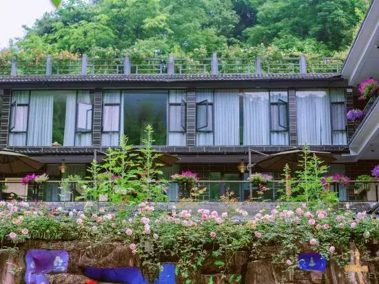 Qingcheng Mountain Qizhiquexipan Hot Spring Homestay