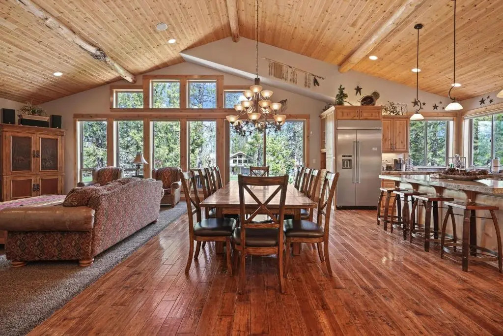 5 Vine Maple 6 Bedroom Home by Redawning