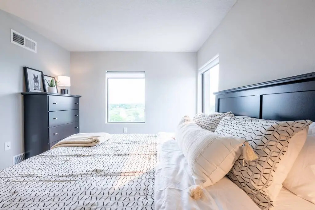 Top Floor!  Amazing Views, Free Parking, Fast Wifi & Gym!