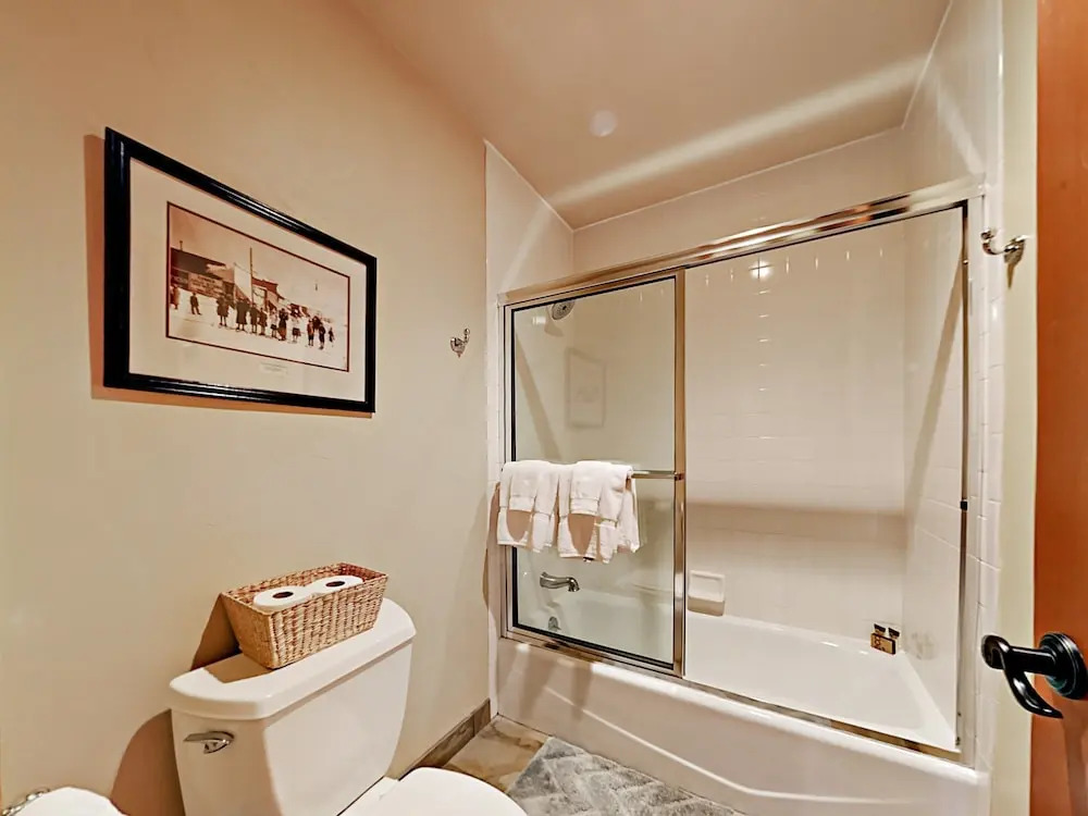 Window-lined  With Hot Tub 4 Bedroom Home
