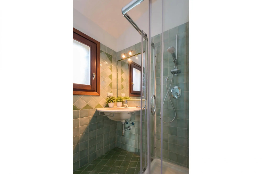 It has 2 bedrooms, 2 bathrooms, large living room with fully equipped kitchen (with microwave, dishw-Perlacea 18