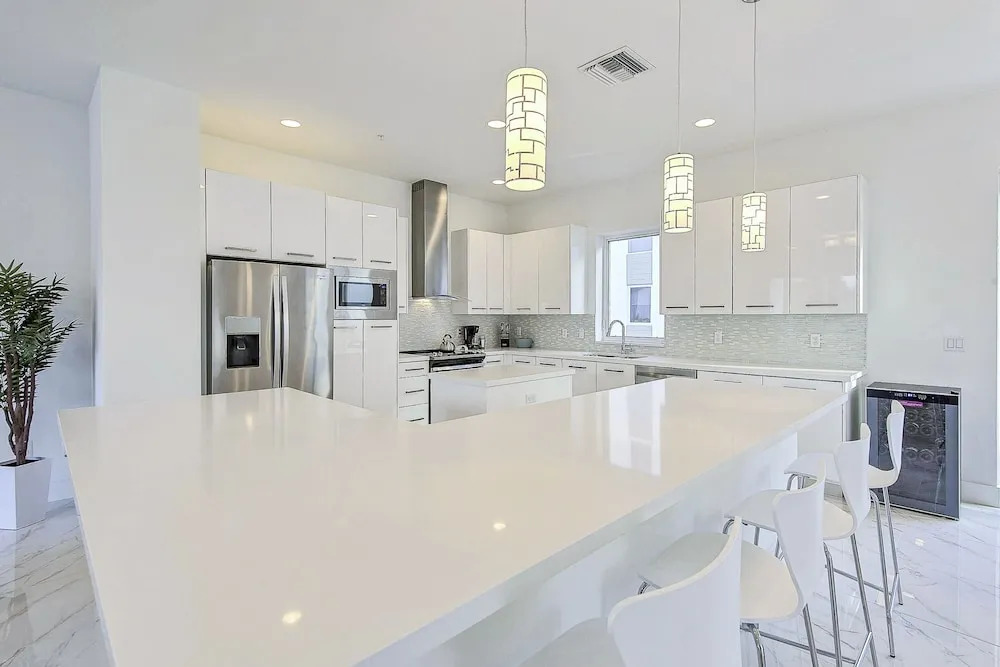 Tri-level Pompano Beach Townhouse by RedAwning