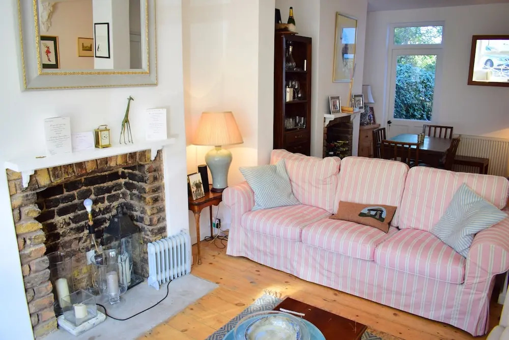 1 Bedroom Home With Private Garden in Barons Court