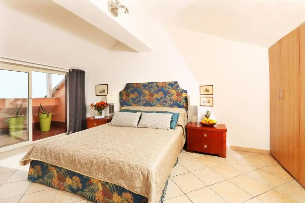 Taormina center 4 BR penthouse, terrace with views
