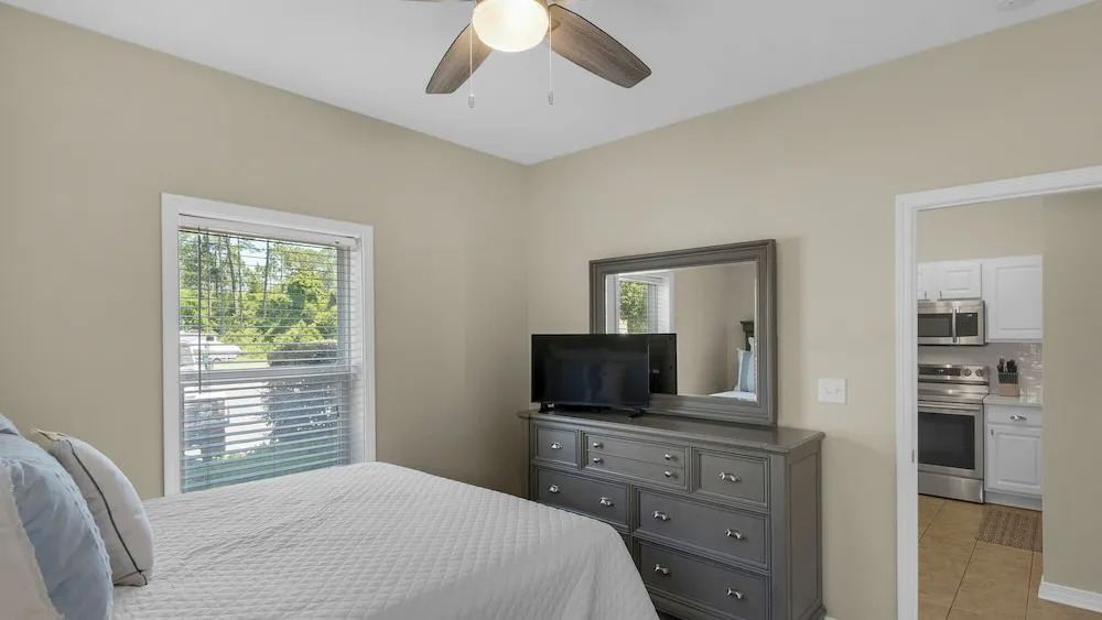 1st Floor, Walkable to Dining, Shopping, Beach - Sleeps 6