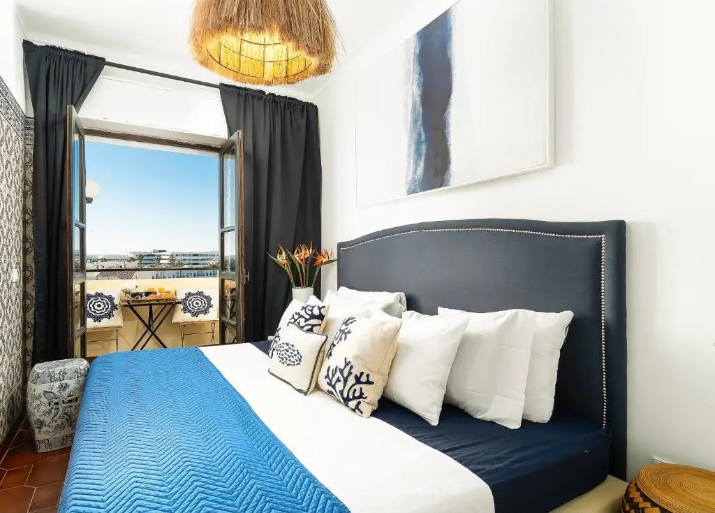 Alvor Apt 2 bedrooms AC & Pools near town and beach sleeps 6