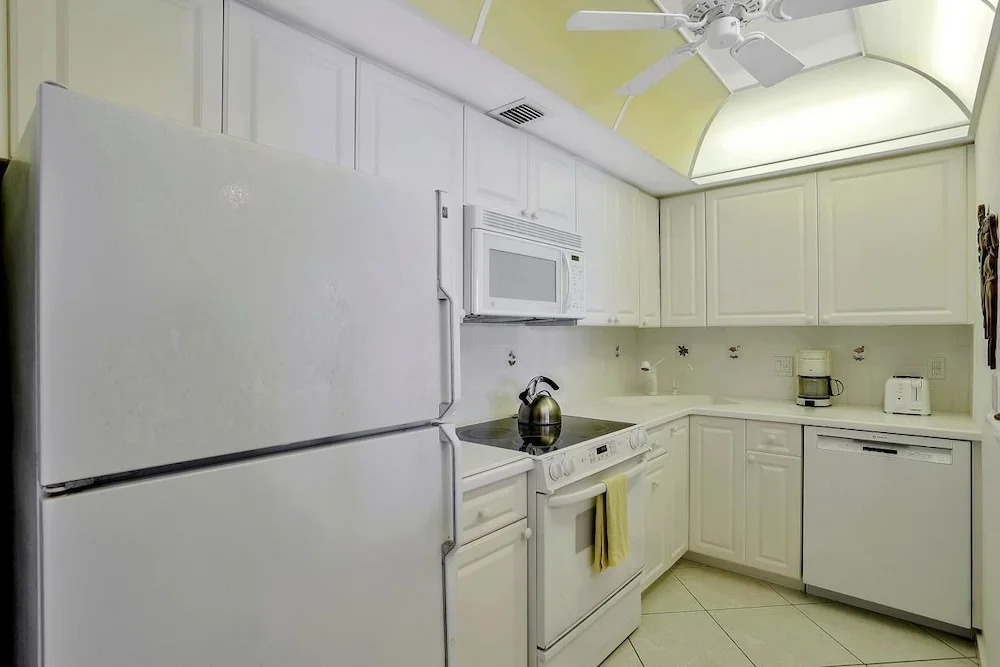 Modern 11th Floor Beachfront Condo With Views/pool