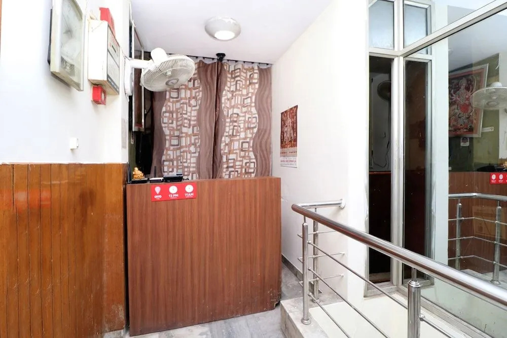 OYO 28168 Hotel Regal 2
