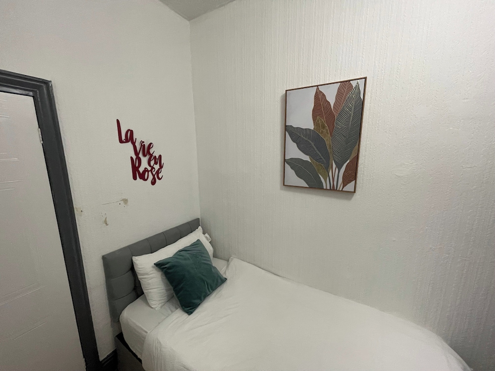 Large 4-bed Home, Free Parking, Near City Center