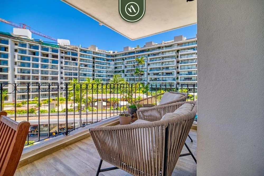 3BR Condo With Private Balcony - Pool - Marina`