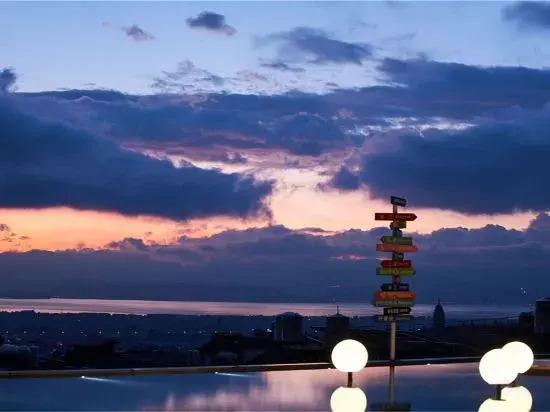 Chunshan · Sky City Hostel