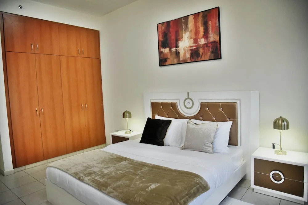 Luxury 4BR Apartment in Horizon Towers