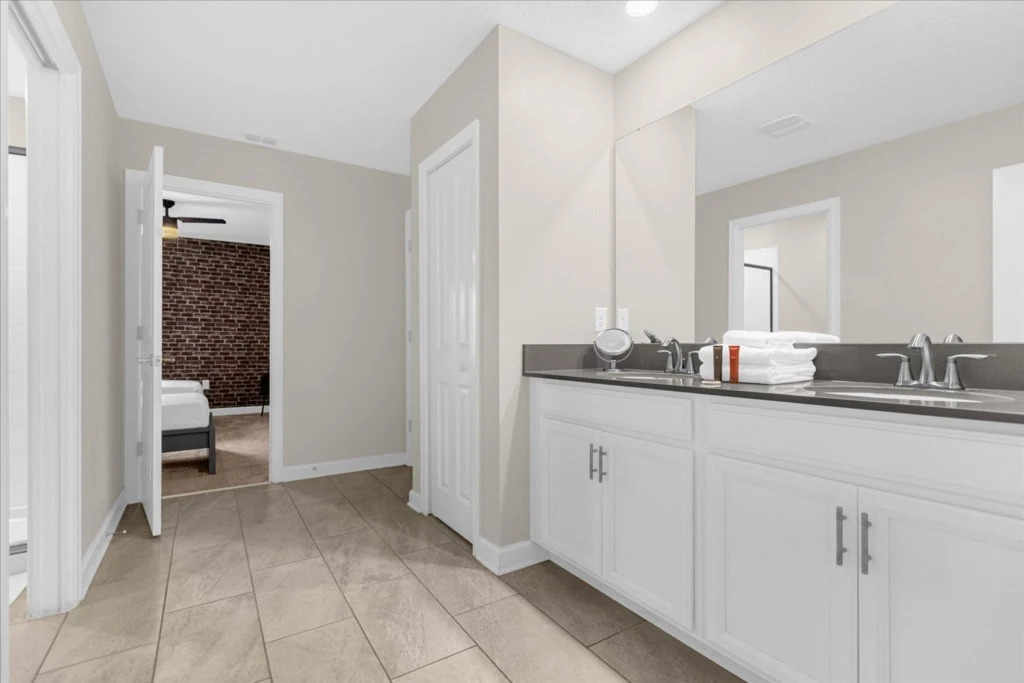 9 Bd 5 Ba Storey Lake 4559 Nl