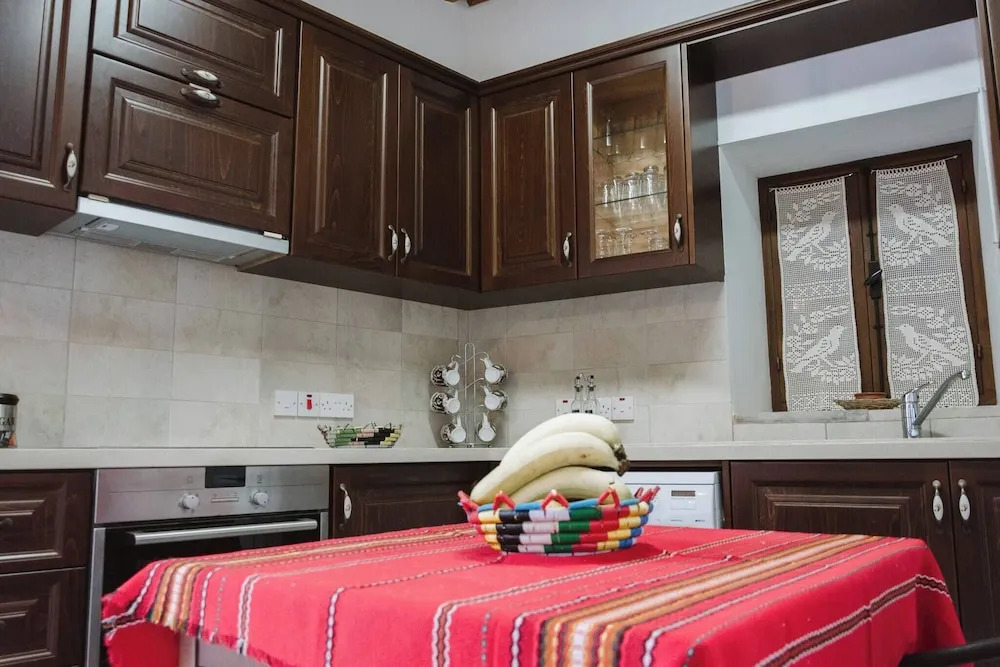 Charming 3-bedroom Cottage in Heart of Vasa Koilaniou