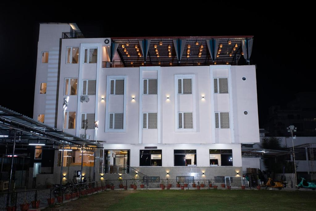 Hotel Bhairav Bagh -100 Mtr from Celebration Mall