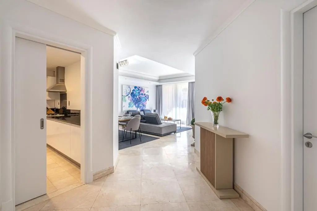 HiGuests - Luxurious 1BR in Palms with Private Beach Access