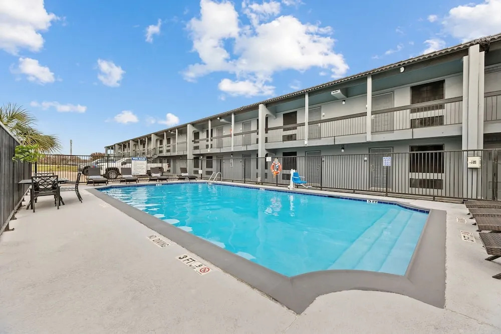 Days Inn & Suites by Wyndham Texas City - Galveston Area