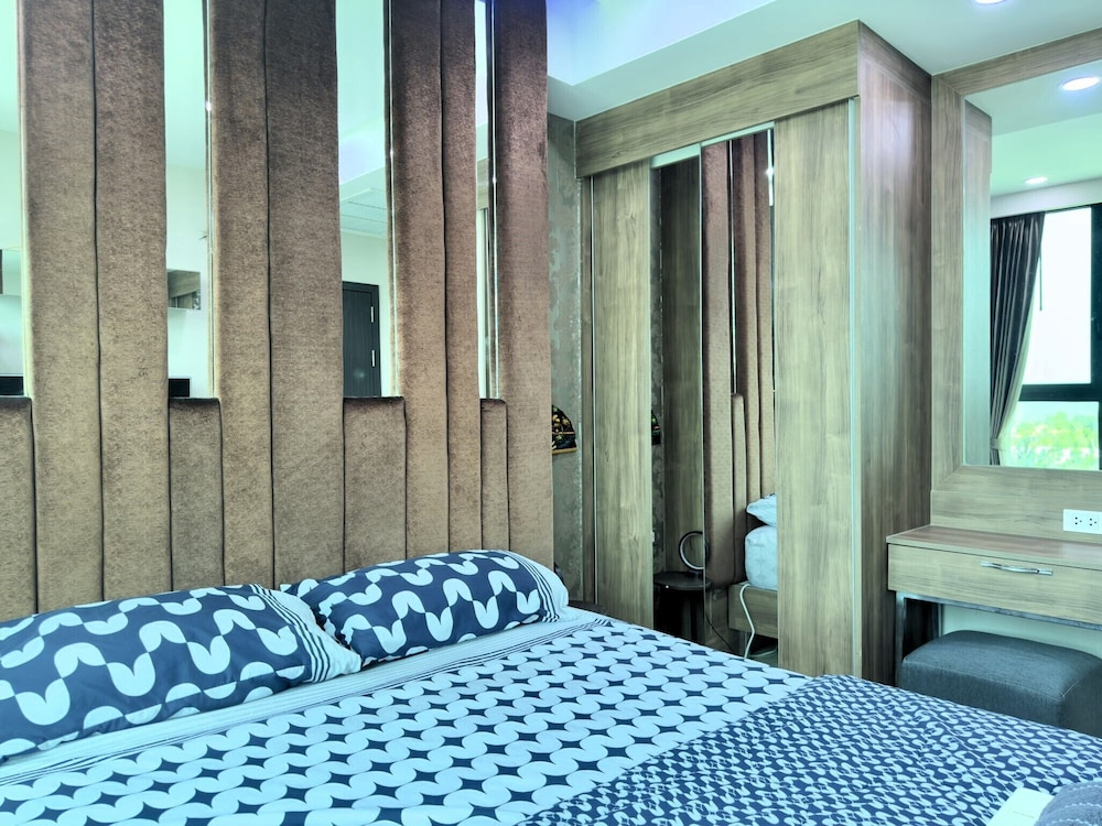 Stylish Low-floor 2-bedroom Sea-view Condo at Dusit Grand Condo View