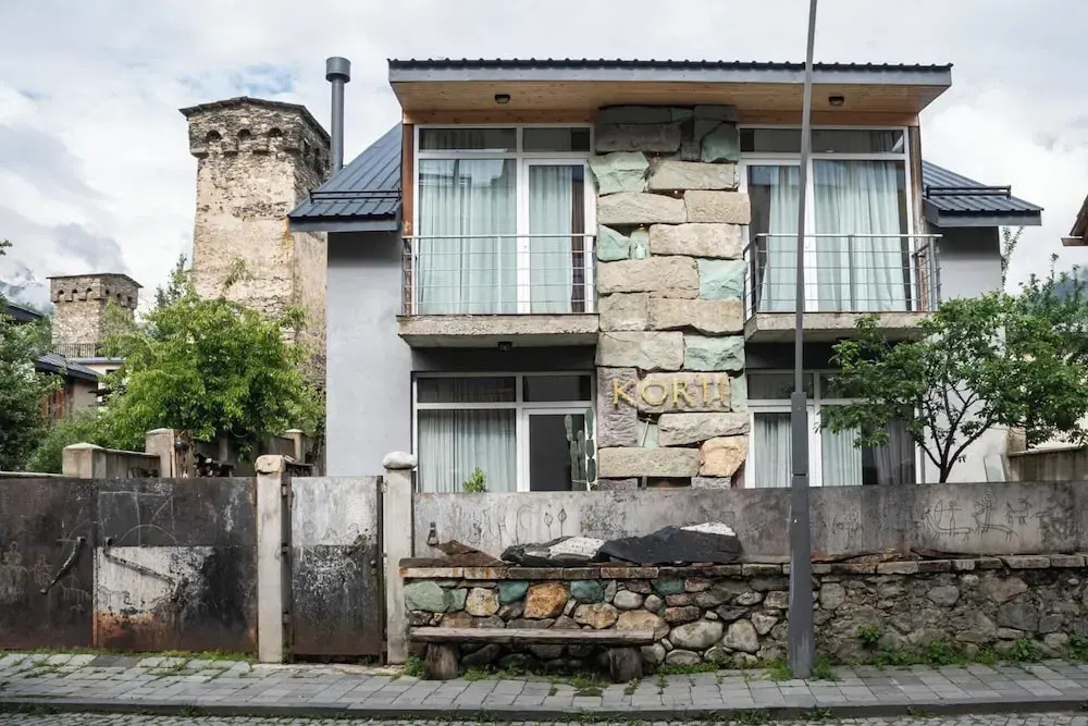 Korte Hotel Sleeps 14 With Courtyard