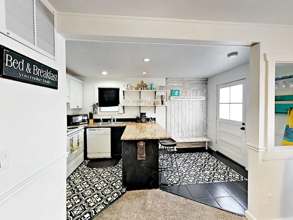 2BR Center Park City Condo by RedAwning