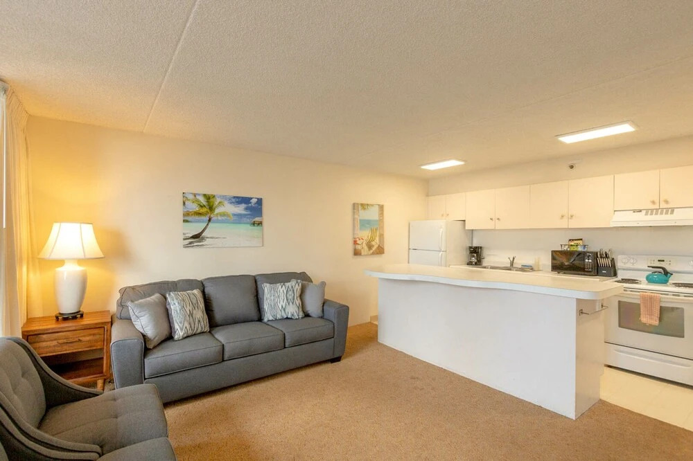 Waikiki Banyan - Ocean View Tower 1 Suite 1212