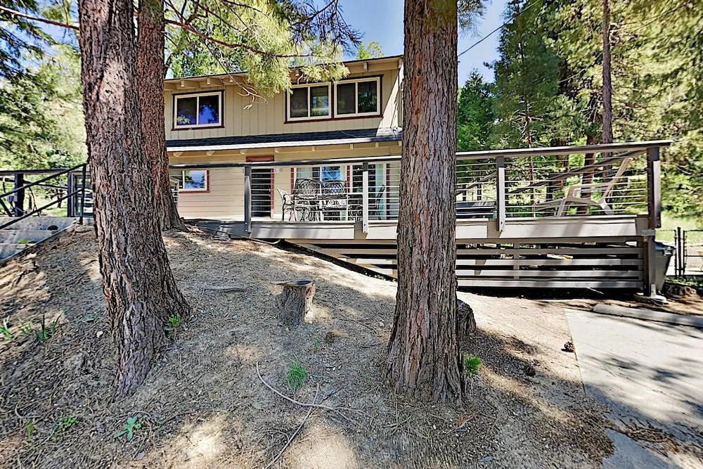 Serene : Forest Views & Wraparound Deck! 3 Bedroom Home