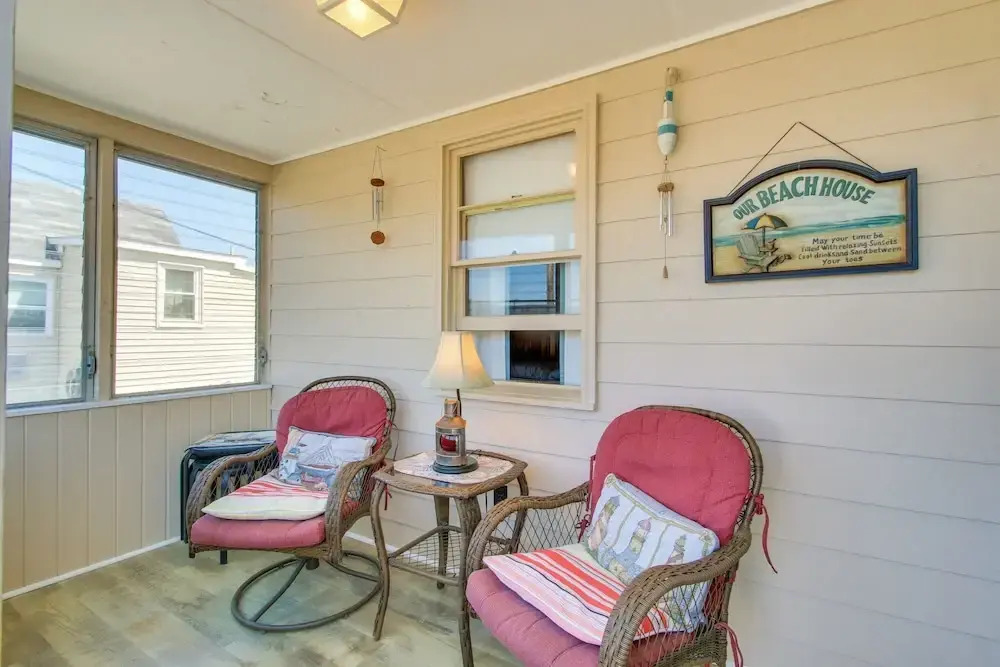 Cozy Hampton Cottage - Walk to Beaches & Marina!