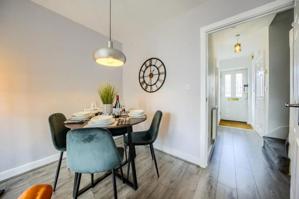 Cosy House │ RICOH │ M6 │ Sleeps 6 │ EMPOWER HOMES