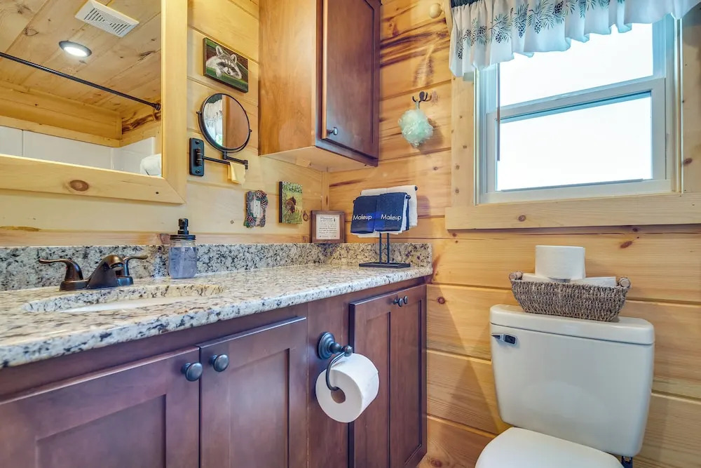 7 Mi to Lake Lure: Mill Spring Cabin w/ Hot Tub