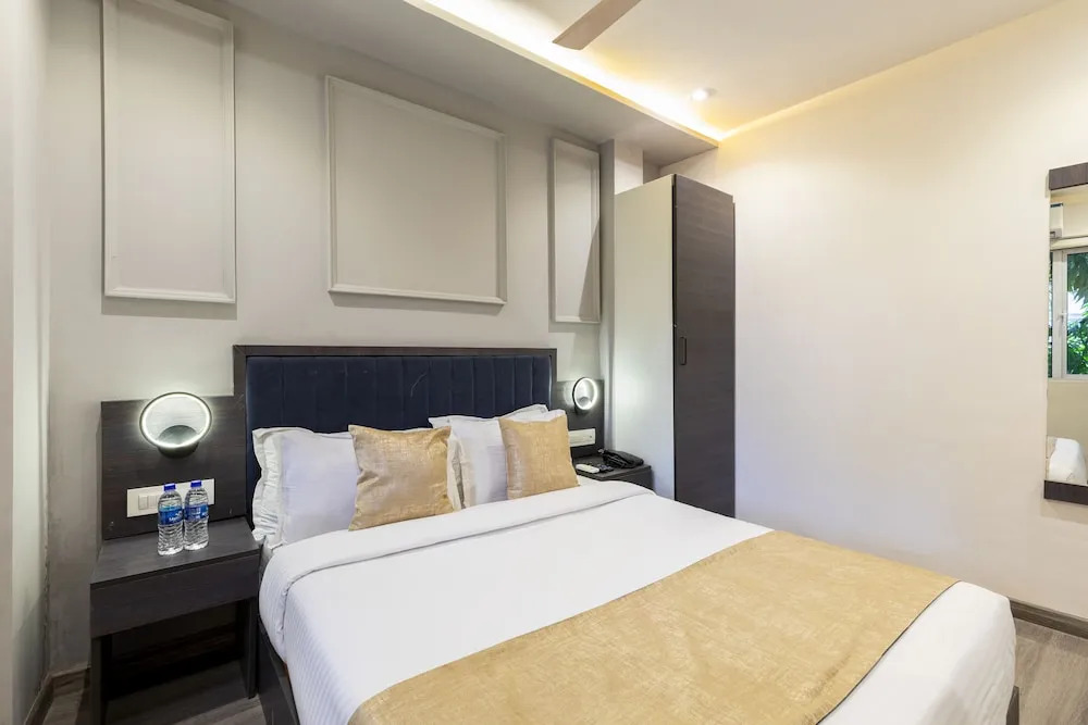 Hotel Classio Andheri - Near DN Nagar Metro Station
