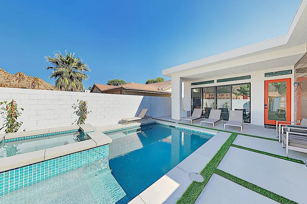 New-Build Beauty w/ Pool, Spa & Mountain Views home
