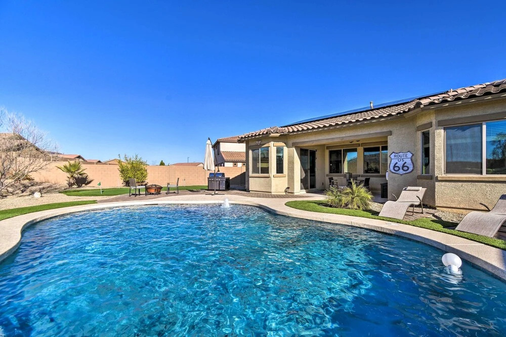Pool, Fire Pit & Putting Green: Goodyear Retreat!