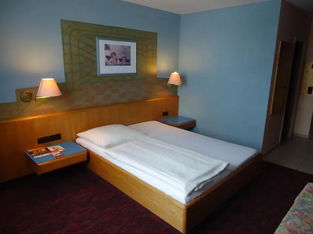 enjoyHotel garni Korntal Stuttgart b&b Parkplatz Sprinter Penny eTank Porsche-Museum