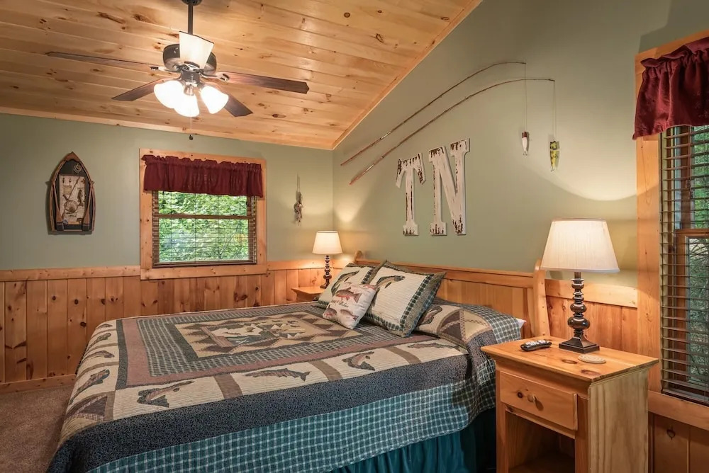 On Smoky Pond - 3 Br Cabin