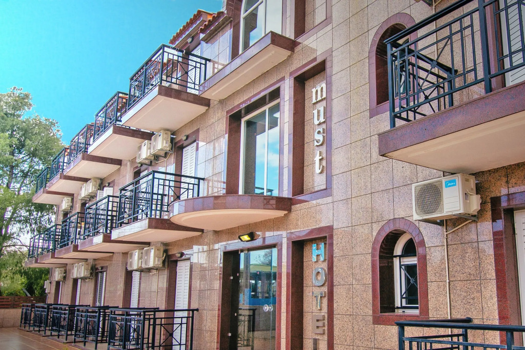 Must Hotel