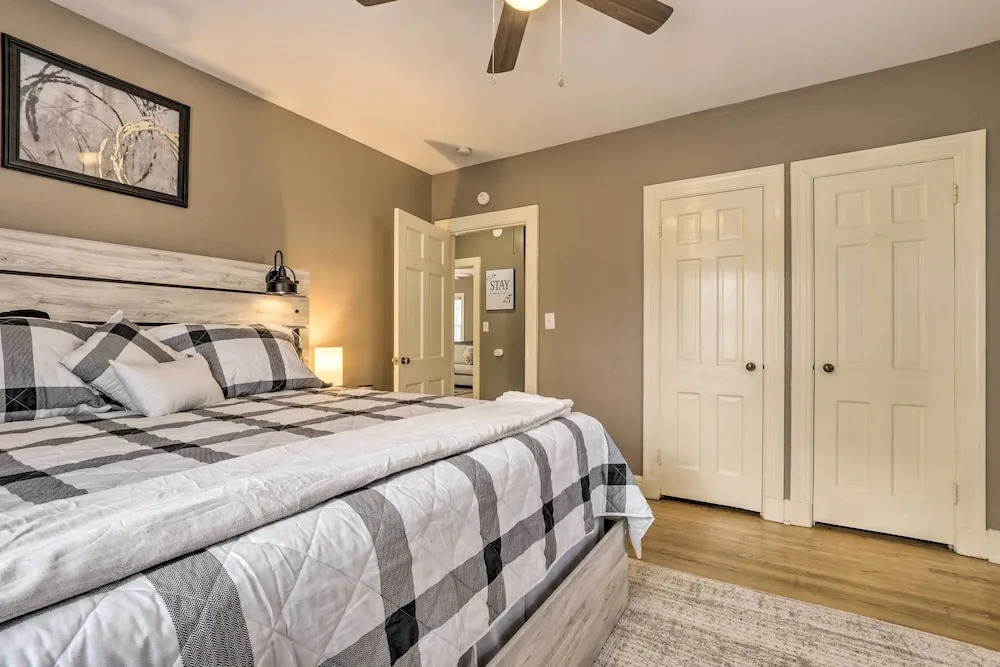 Chic & Cozy Greensboro Home, 2 Mi to Dtwn!