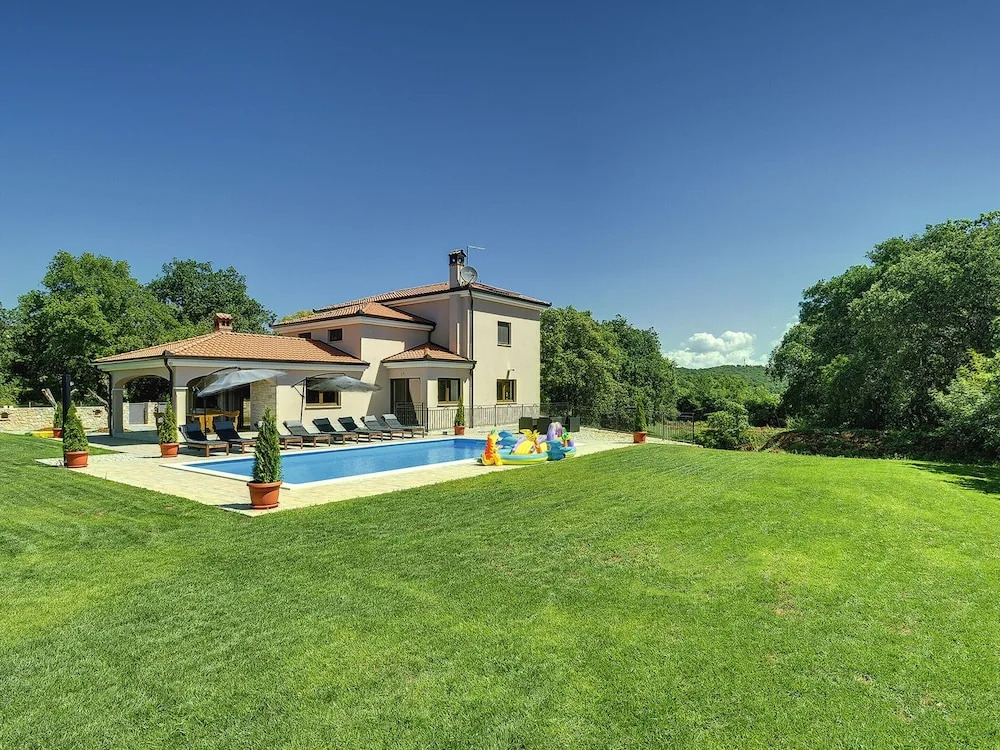 Villa in Rovinj with Private Pool and Sea Nearby