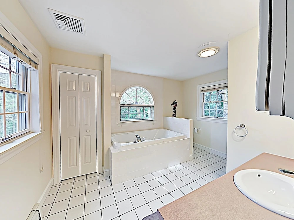 New Listing! Spacious Victorian - Walk To Beach 3 Bedroom Home