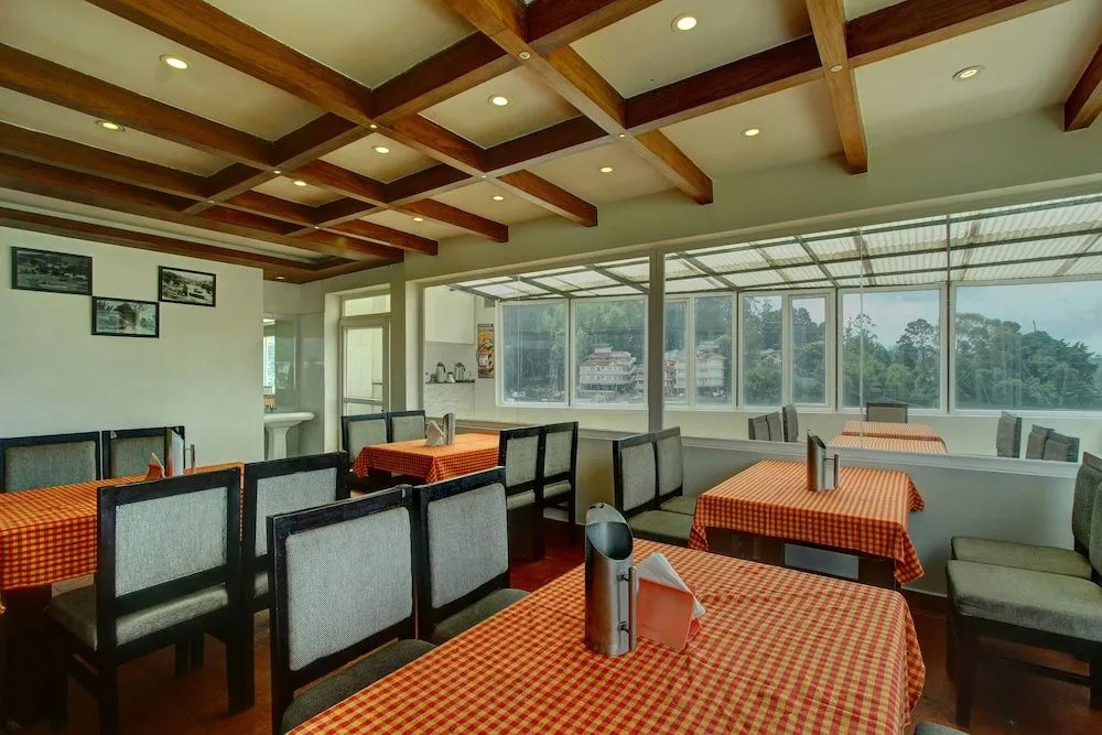 OYO 24825 Hotel Sholas Residency