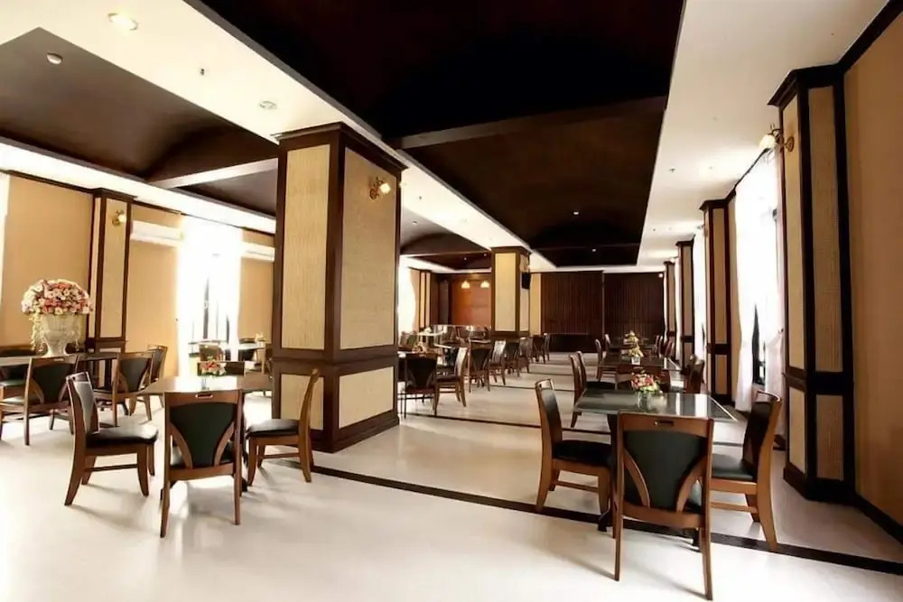 J & Y Lodge Hotel