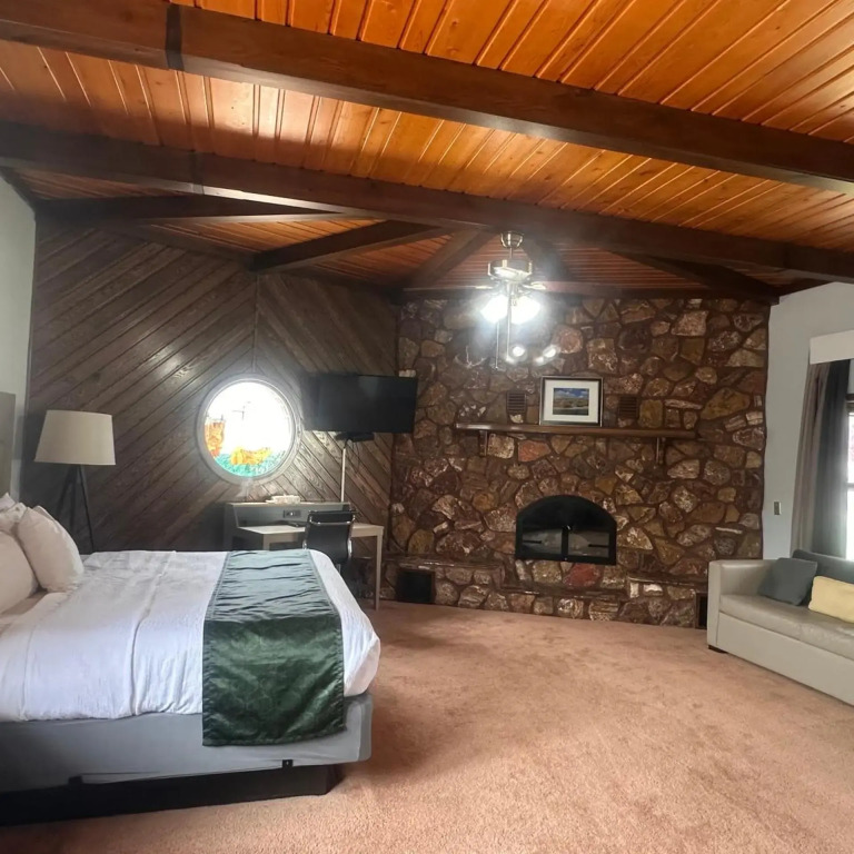 Pictured Rocks Inn and Suites