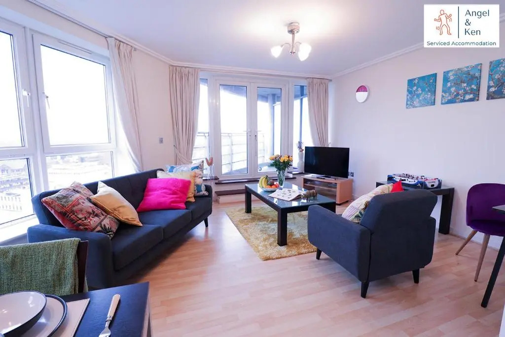 GREAT VALUE, 2 Bedroom Penthouse Apt at Angel & Ken Serviced Accommodation Woking