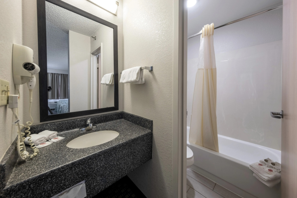 HomeTown Inn by Red Roof East Syracuse