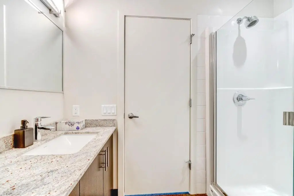Modern 2BR Apt - DT Calgary w City Views