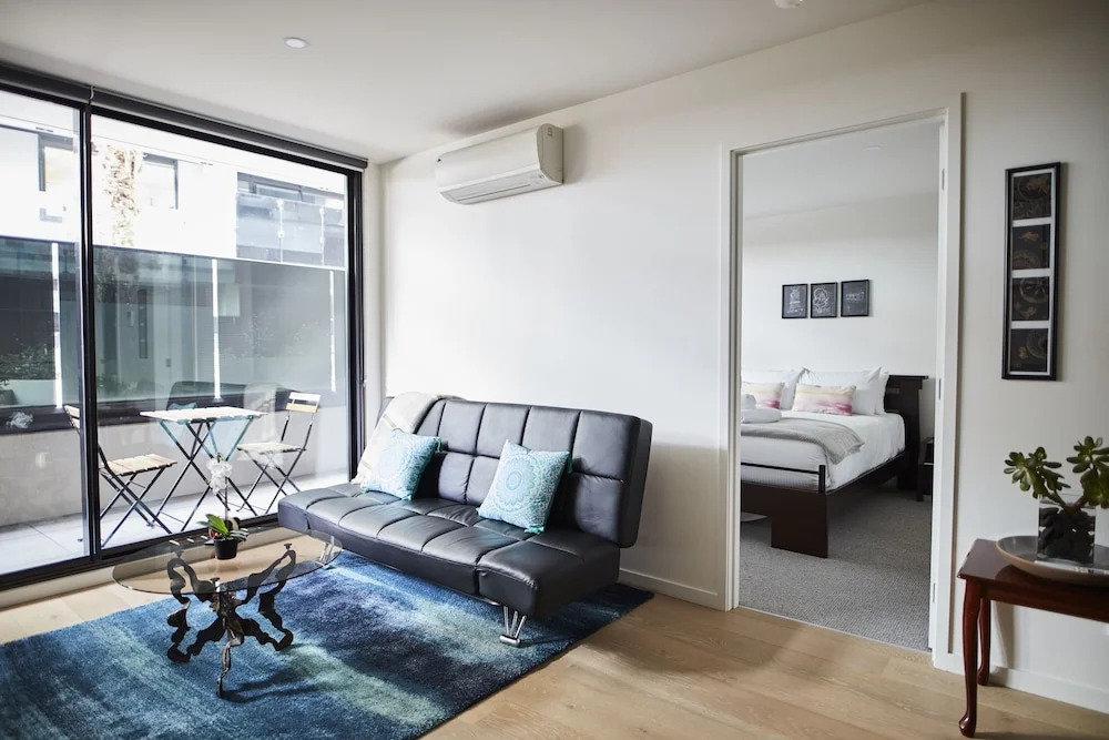Sleek Arthouse Apartment With Pool Close to City