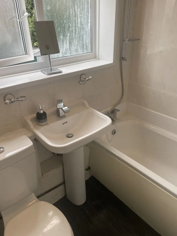 4 Bedroom House - Sleeps 6 - Garden, Bbq, Parking