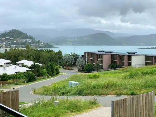 DAYDREAMING Airlie Beach, Water views & only 200m to boardwalk