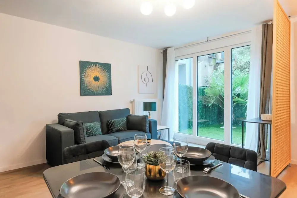 Serene Break With Terrace on the Outskirts of Paris